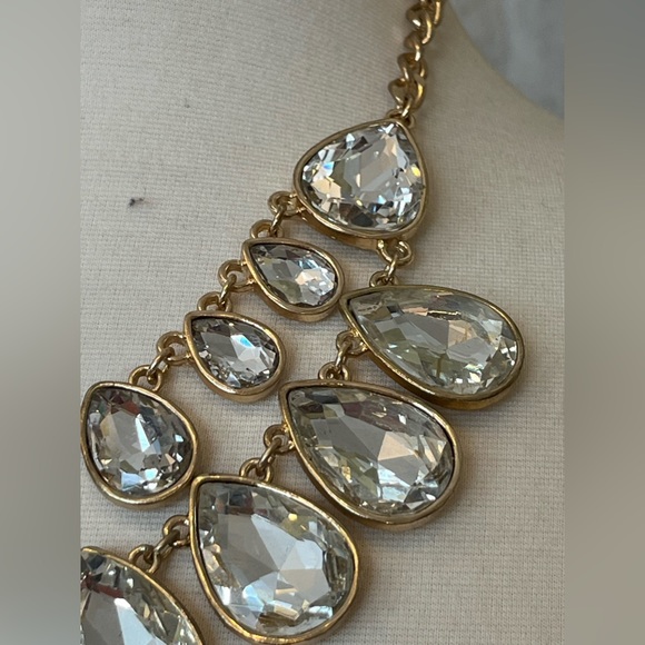 18” Chunky Teardrop Rhinestone Multi Tier Gold Tone Necklace Set with Earrings - Picture 2 of 14